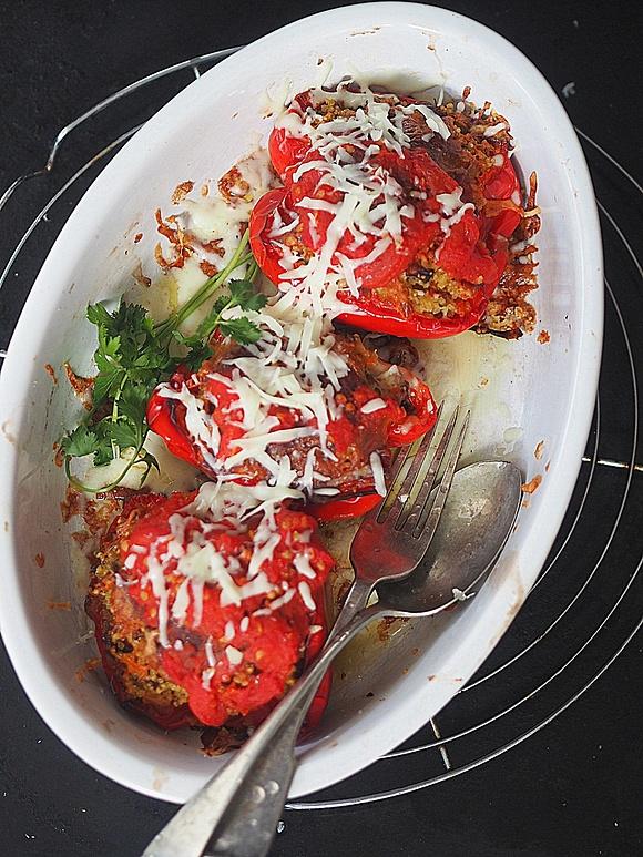 Papryki faszerowane kaszą jaglaną i grzybami zapiekane z pomidorami mozzarella