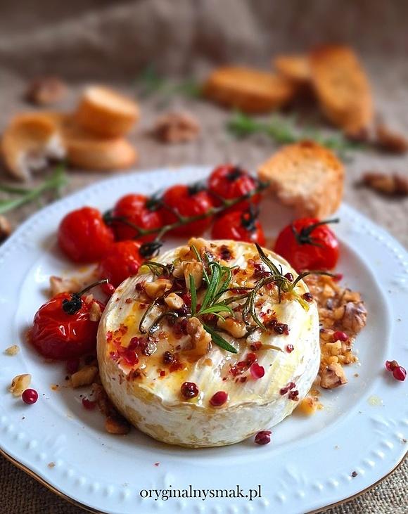 Zapiekany camembert z czosnkiem rozmarynem i pomidorkami