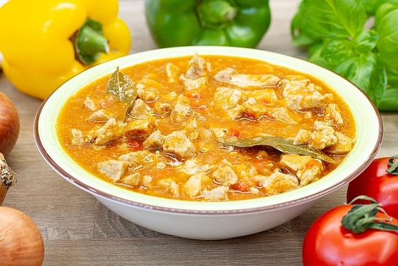 Gulasz po węgiersku z papryką i pomidorami