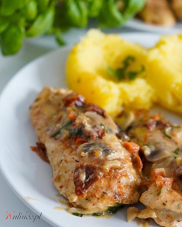 Kurczak duszony z pieczarkami i suszonymi pomidorami
