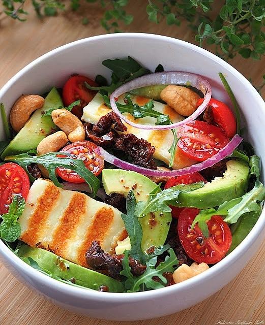 Sałatka z halloumi i suszonymi pomidorami