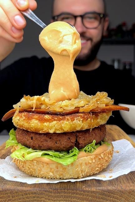 Zimowy wegański burger