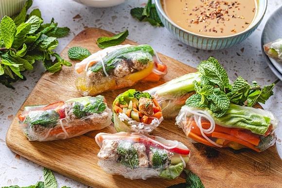 Spring rolls z tofu, warzywami i sosem orzechowym