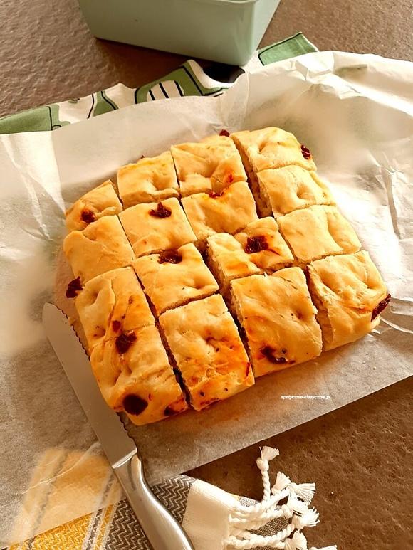 Focaccia z suszonymi pomidorami