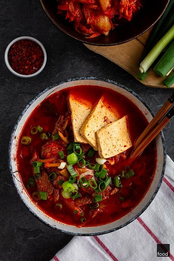 Kimchi guk – koreańska zupa z kimchi