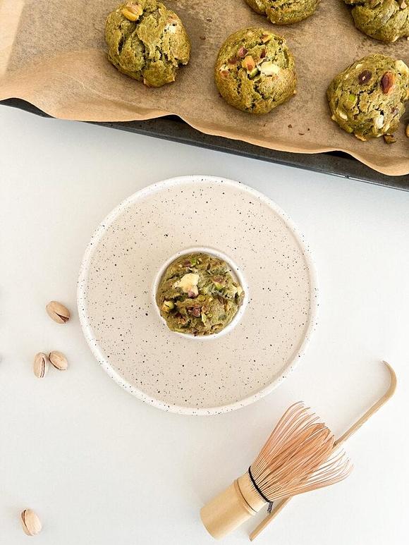 Ciastka matcha z pistacjami i czekoladą