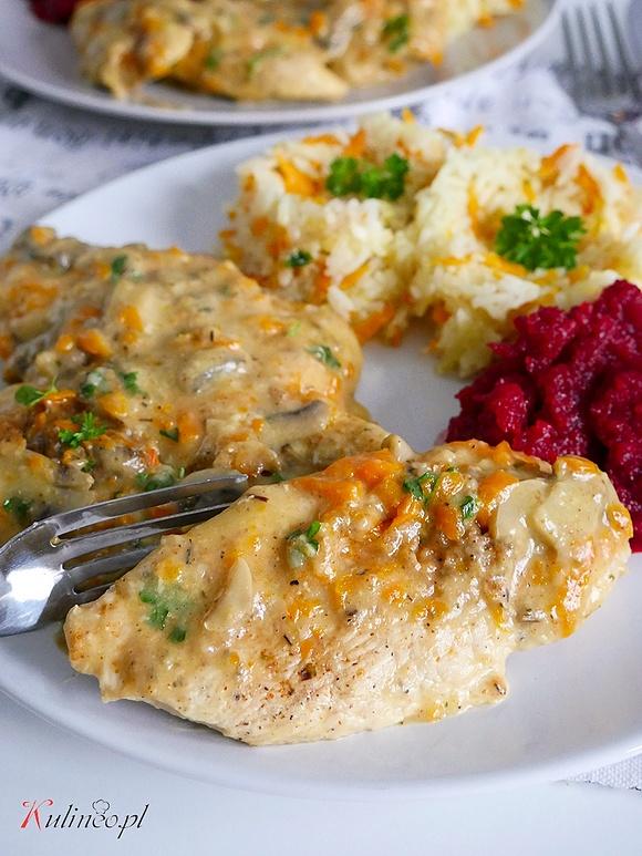 Kurczak w sosie śmietanowym z pieczarkami i marchewką