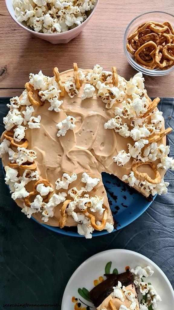 Ciasto czekoladowo-bananowe z kremem kajmakowym i popcornem
