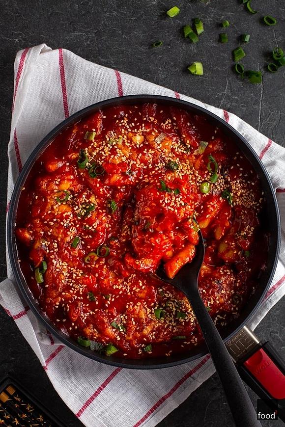 Tteokbokki koreańskie kopytka w ostrym sosie zapiekane pod serem