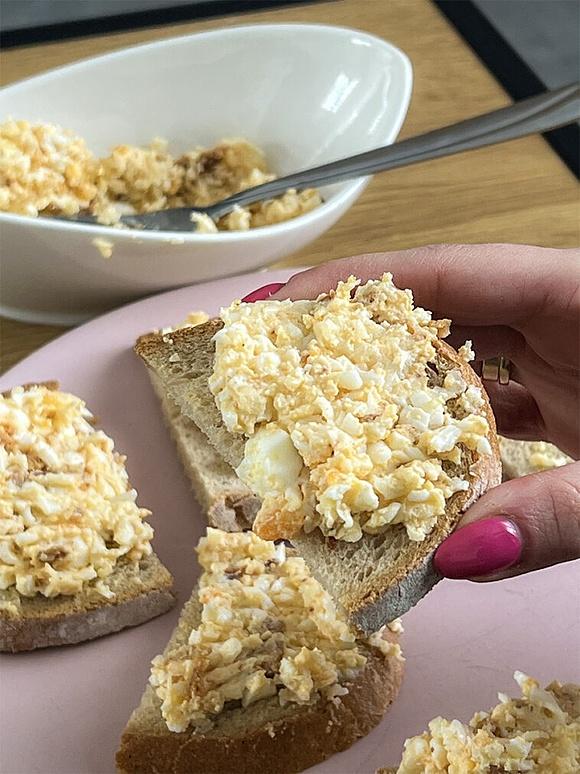 Pasta jajeczna z prażoną cebulką – smarowidło na chleb
