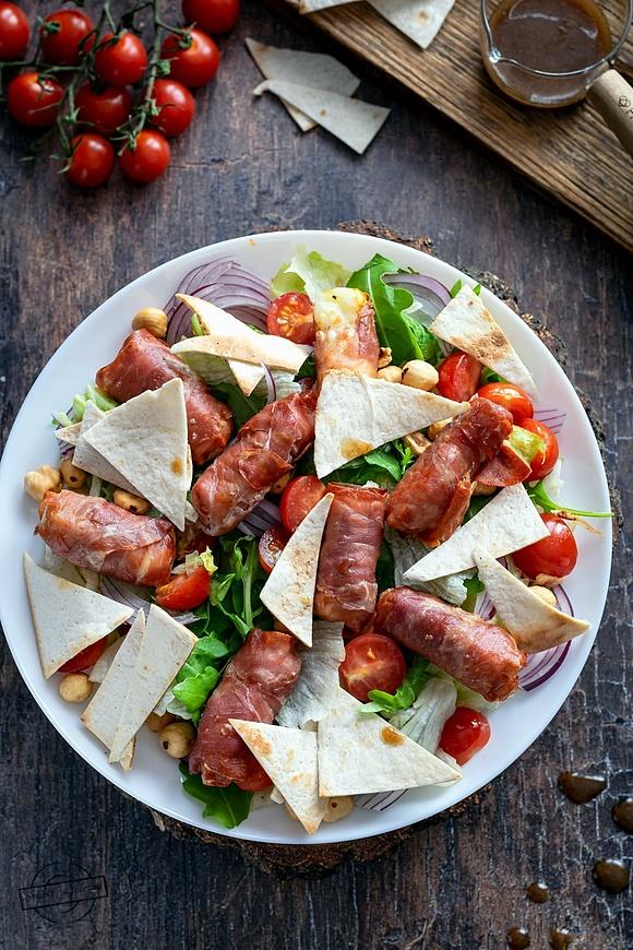 Sałatka z halloumi w szynce parmeńskiej i chipsami z tortilli