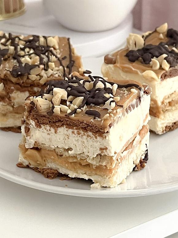 Ciasto Snickers bez pieczenia z kajmakem, orzeszkami i polewą czekoladową