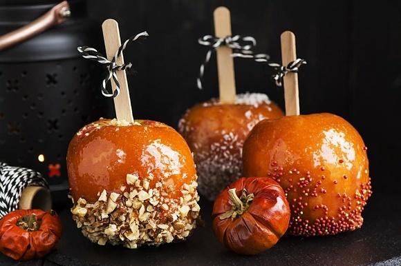 Jabłka w karmelu z posypką na Halloween