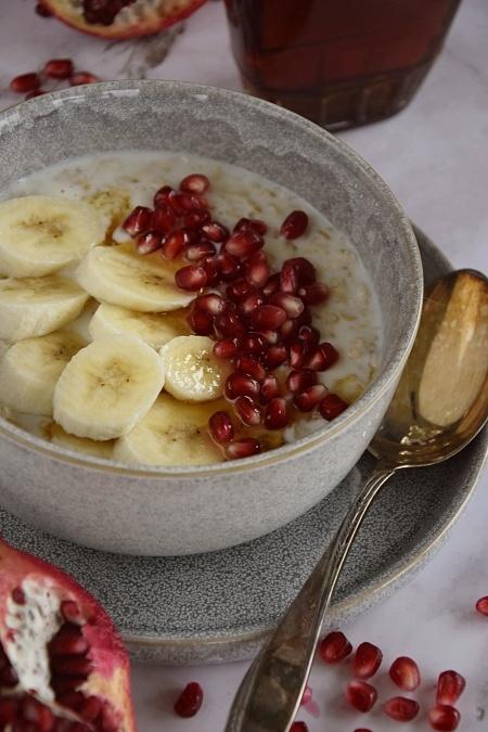 Kremowa budyniowa owsianka z bananami i granatem