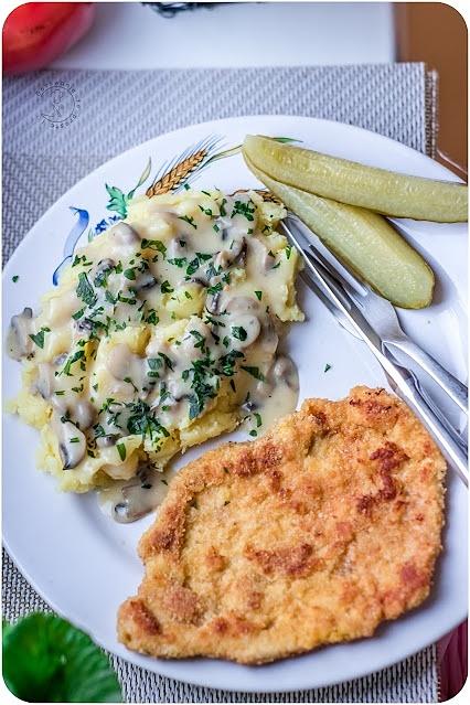 Kotlety w panierce z parmezanem z szybkim sosem pieczarkowym