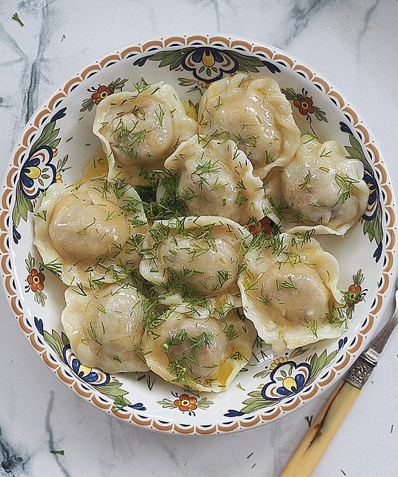 Pierogi z farszem drobiowo wołowym, palonym masłem i koperkiem