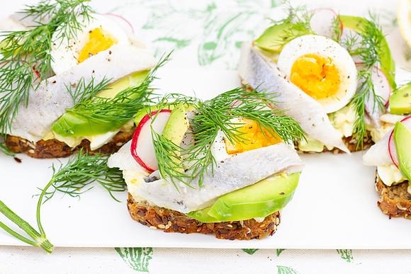 Kanapka Smørrebrød – duńska otwarta kanapka z ciemnym pieczywem i dodatkami