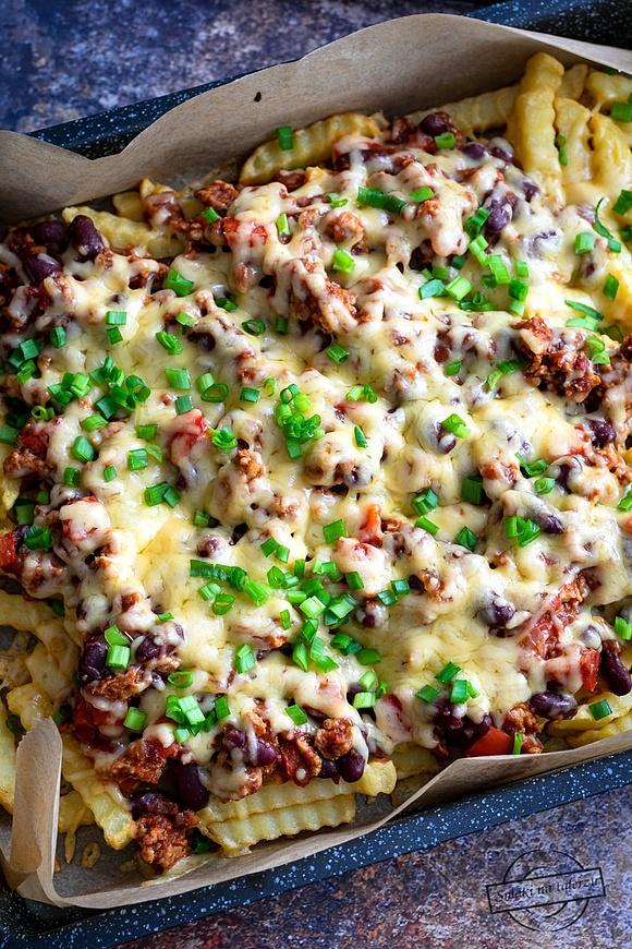Chili con carne z serem i frytkami
