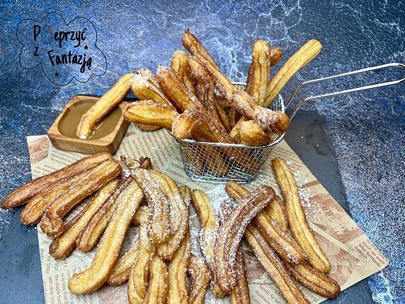 Churros - hiszpańskie ciasto smażone z cukrem pudrem lub czekoladą