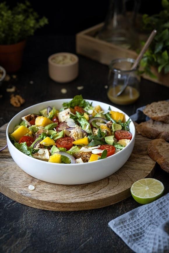 Sałatka z grillowanym kurczakiem, mango i awokado
