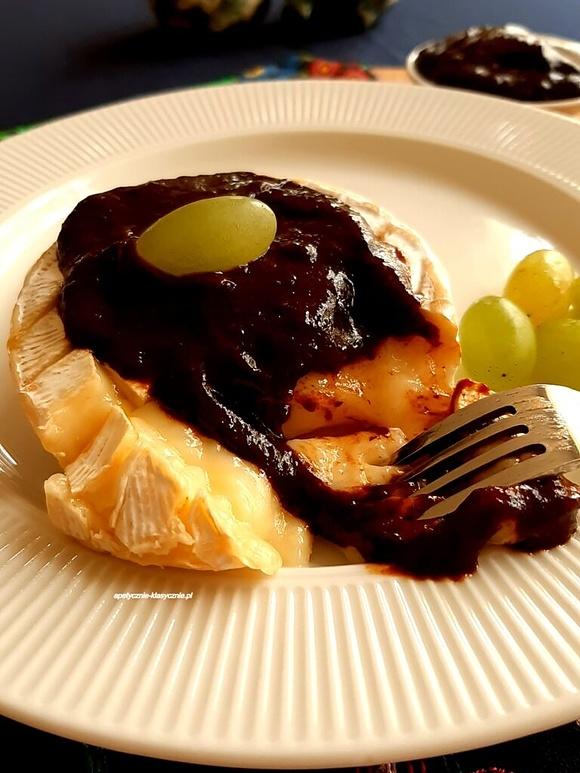 Camembert z sosem śliwkowym