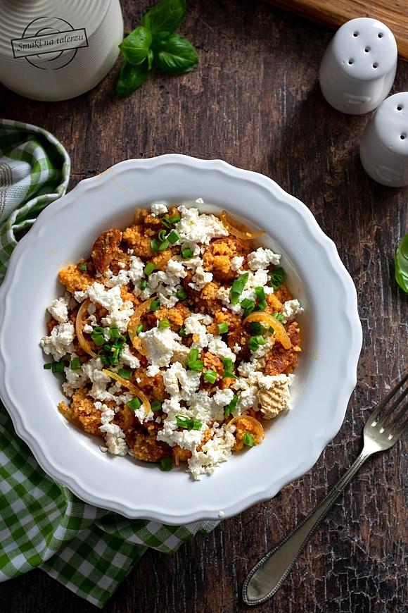 Kuskus z chorizo i wędzonym twarogiem