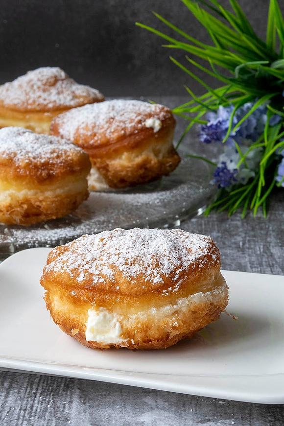 Pączki z ciasta francuskiego z bitą śmietaną