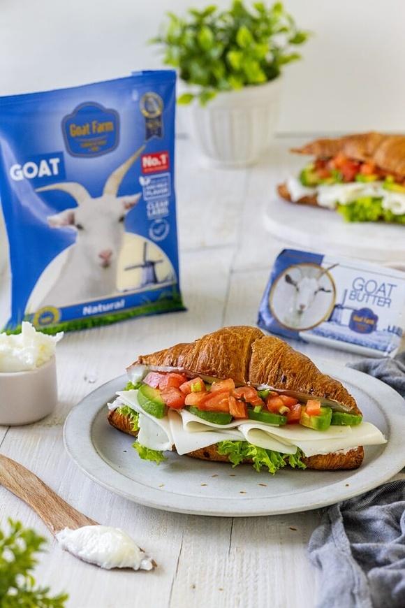 Croissant z kozim serem, awokado i pomidorami