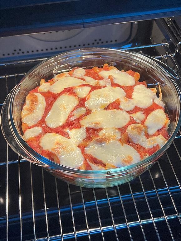 Zapiekanka makaronowa z kurczakiem i mozzarellą
