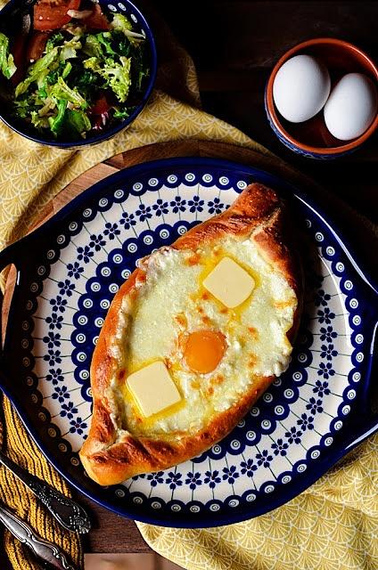 Khachapuri adjaruli - gruzińskie ciasto z serem i jajkiem
