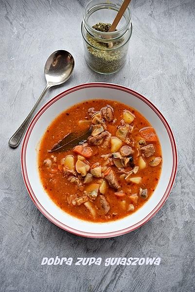 Dobra zupa gulaszowa z warzywami i majerankiem