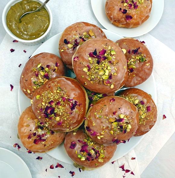 Pączki z kremem pistacjowym i posypką