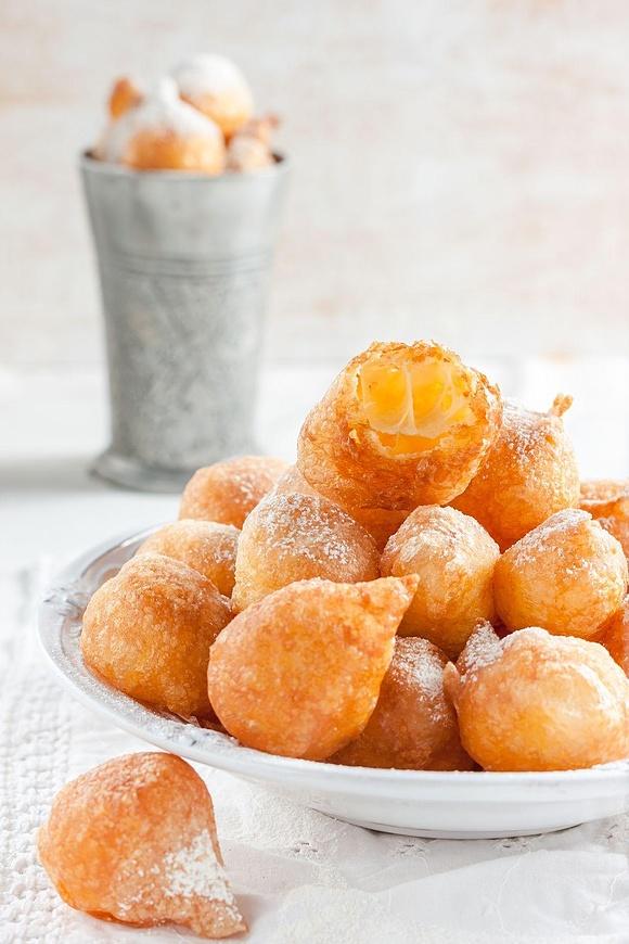 Mini pączki z cukrem pudrem