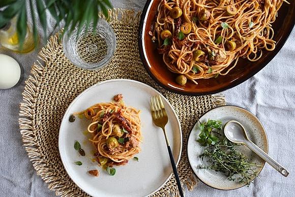 Spaghetti z tuńczykiem, oliwkami, karczochami i suszonymi pomidorami