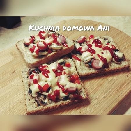 Zapiekanki z kiełbaską i warzywami na chlebie tostowym