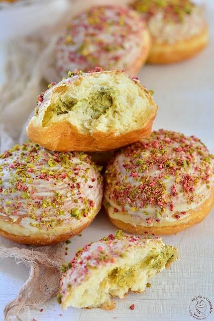 Pączki z nadzieniem pistacjowym