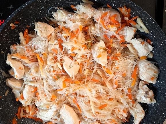 Makaron z kurczakiem w stylu azjatyckim