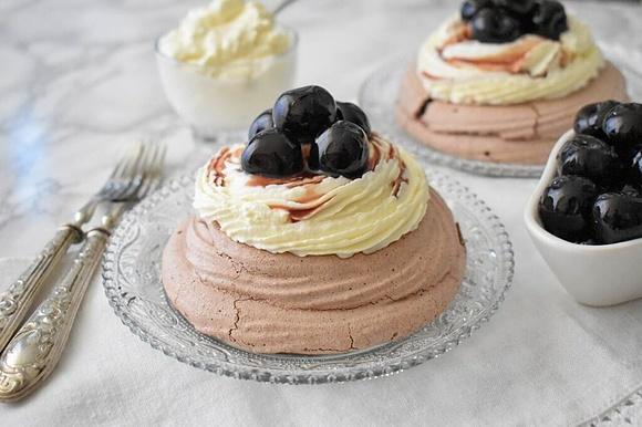 Kakaowa beza pavlova z wiśniami i kremem mascarpone