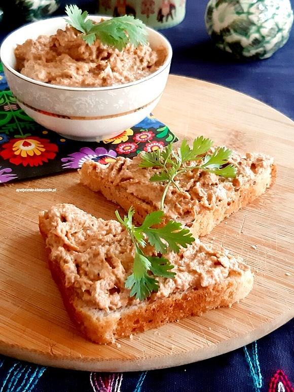Pasta kanapkowa z pieczarek i suszonych pomidorów
