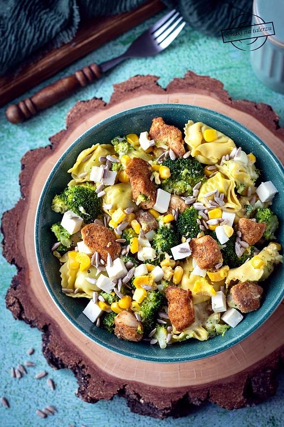 Sałatka z tortellini, kurczakiem i brokułem w wersji z curry