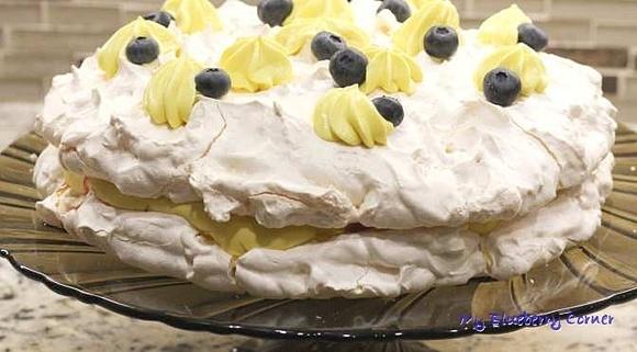 Tort bezowy z kremem mango