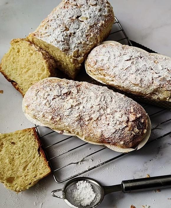 Brioche z migdałową skórką