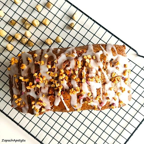 Ciasto marchewkowe z orzechami i rodzynkami