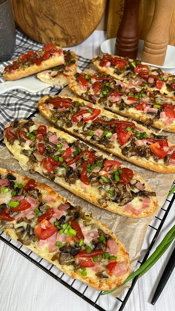 Chrupiące zapiekanki z szynką i pieczarkami