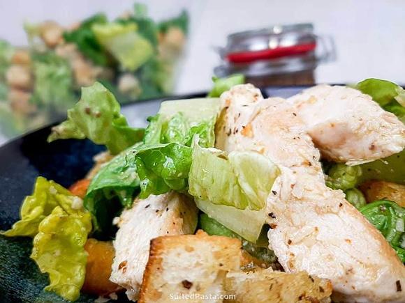 Sałatka Cezar z sałatą rzymską, grzankami i parmezanem