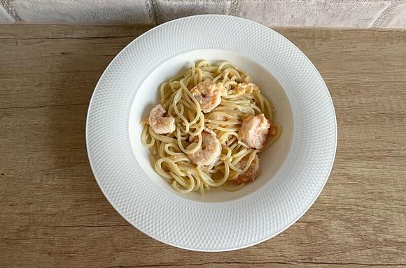 Spaghetti z krewetkami i cheddarem