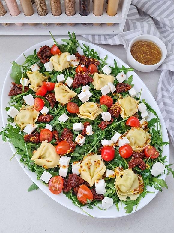 Sałatka z tortellini i pomidorkami