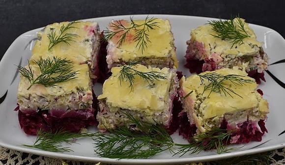Sałatka śledziowa na krakersach