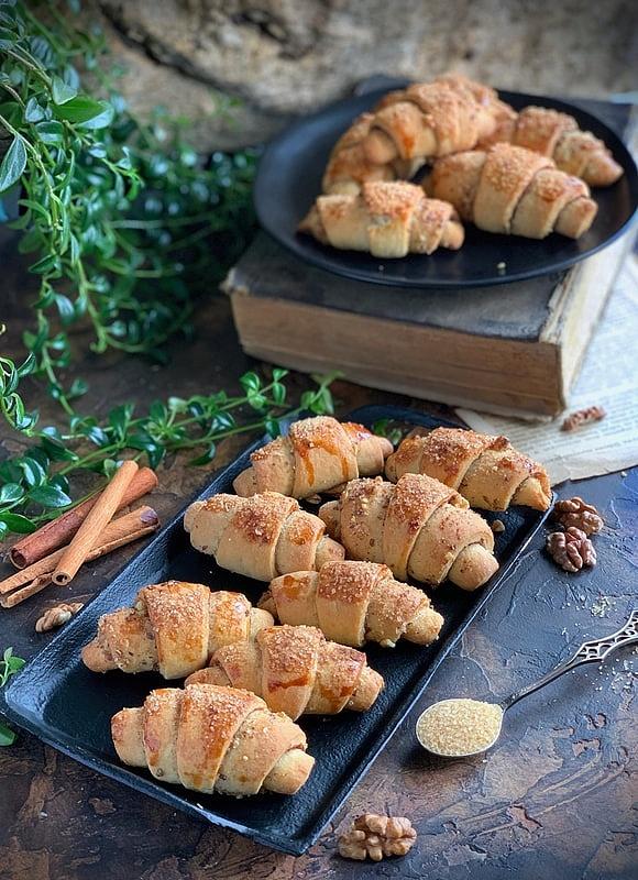 Drożdżowe rogaliki z orzechami i cynamonem