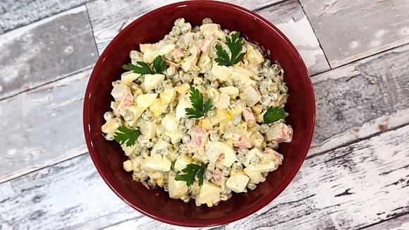 Sałatka z surimi jajkiem i zielonym groszkiem
